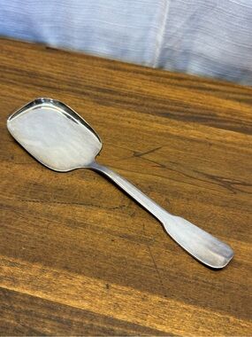Vintage 1847 Rogers Bros HERITAGE Silverplate Flat Server / Pastry Server 9x2.25